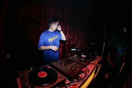 DJ AKi & MC YUUKi na Biodiesel Stage-u Supernatural Festivala