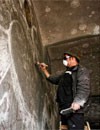 Street art umetnik Moose radi mural na fasadi KC Grad!