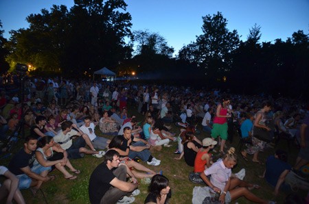 Dunavski park u vreme vecernjih projekcija