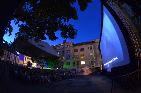 Katolicka porta za vreme projekcije filma Iznad nas je samo nebo