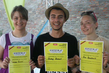 Volonteri kao počasni građani države Exit