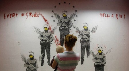 Benksijev mural otkriven u Berlinskoj galeriji
