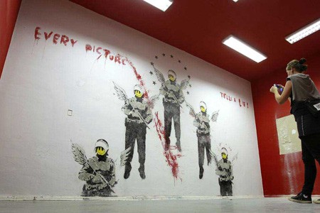 Benskijev mural "Every Picture tells a lie"