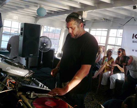 Terry Francis: "Tata&rdquo; tech-house-a sprema &scaron;ou u klubu "The Tube"