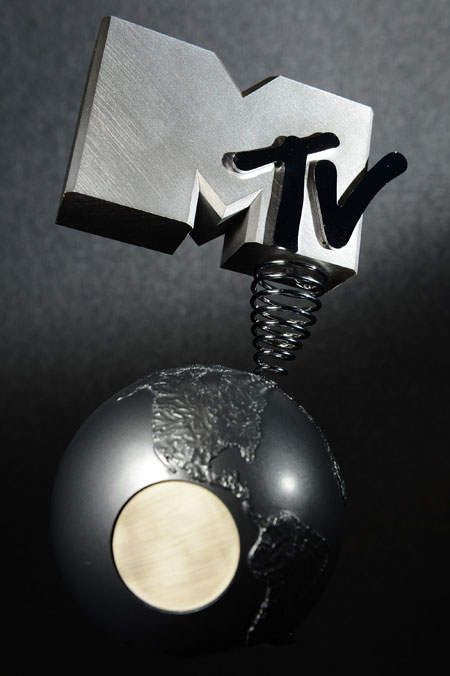 Robin Thicke, Snoop Dogg & Afrojack nastupaju na 2013 MTV EMA