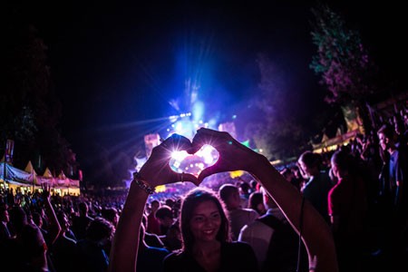 Vi&scaron;e od 20.000 posetilaca prve večeri festivala ljubavi
